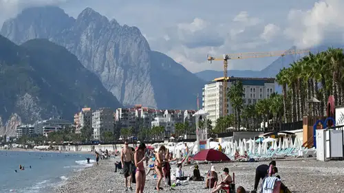 Antalya'da Güneşli Hava Keyfi: Köpeğiyle Denize Girdi