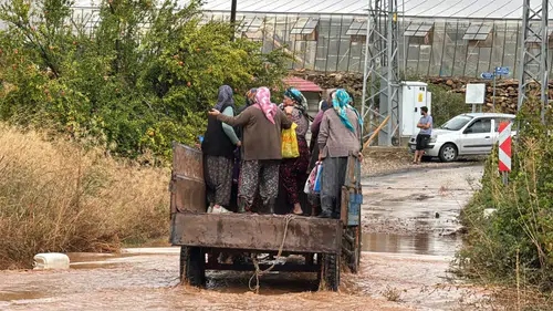 Mersin'de Sağanak Dehşeti: Seralar ve İş Yerleri Su Altında Kaldı!