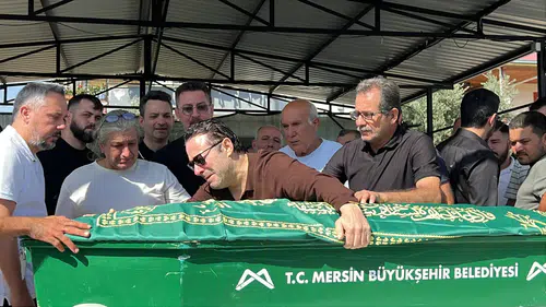 Şarkıcı Atilla Taş'ın Acı Günü: Kızı Sezen Taş Mersin'de Son Yolculuğuna Uğurlandı