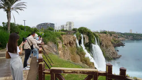 Sağanak Onları Durduramadı! Şemsiyesini Kapan Düden'e Koştu