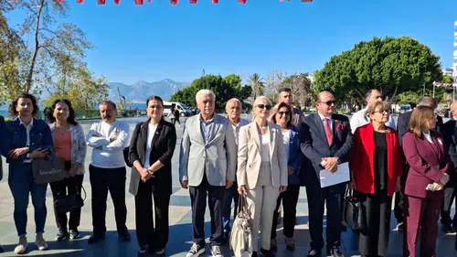 Atatürk Anıtı'na Çelenk Sunuldu: Antalya'da Muhtarlar Günü