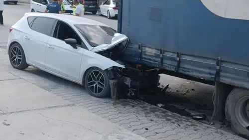 Tarsus'ta Feci Kaza: Tıra Çarpan Otomobilde Sıkışan Genç Sürücüyü İtfaiye Kurtardı