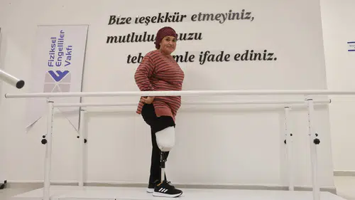 Hatay’da İş Kazasında Bacağını Kaybeden Şirin Protezle İlk Adımlarını Attı