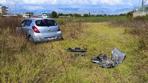 Manavgat'ta Moloz Yığınına Çarpıp Tarlaya Uçtu