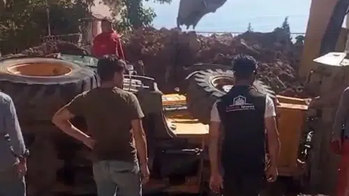 Isparta'da Doğal Gaz Çalışmasında Çukura Düşen İş Makinesi Kurtarıldı