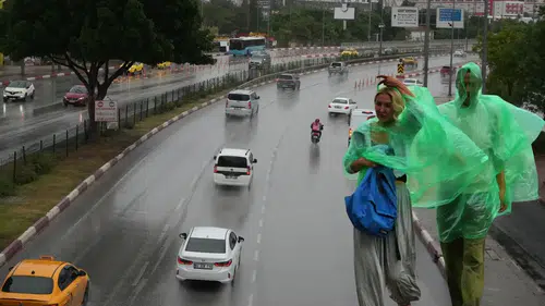 Antalya'da Gökyüzü Delindi! Sağanak Kenti Esir Aldı