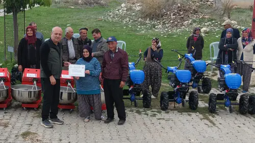 Korkuteli'de 4 Mahalleden 65 Aileye Tarımsal Makine Hibesi