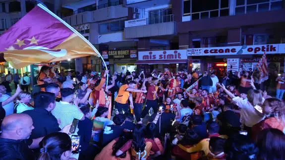 Antalya’da Şampiyonluk Gecesi: Galatasaraylılar Sokakta, Antalyasporlular Tepkili!