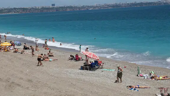 Konyaaltı Sahili'nde Sezon Yoğunluğu Başladı