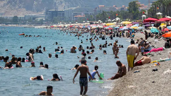Antalya’da Konyaaltı ve Lara Sahilleri Doldu