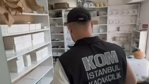 İstanbul ve Antalya'da Binlerce Kaçak Akıllı Telefon Ele Geçirildi