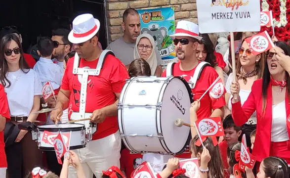 Miniklerin 23 Nisan Heyecanı! Atatürk Tişörtleriyle Sahne Aldılar