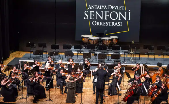 Antalya'da Klasik Müzik Rüzgarı: Mozart ve Karayev Aynı Sahnede!