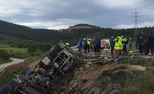 Kanala Devrilen Tankerde Can Pazarı: İtfaiyenin Zamana Karşı Yarışı!