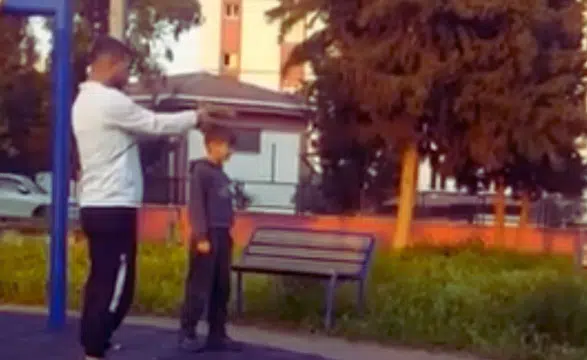 Adana'da Tepki Yağan Görüntü: Parkta Çocuğa Silah Kullanmayı Öğretti!