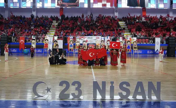 Burdur’da Cumhuriyet Meydanı’ndan Spor Salonuna 23 Nisan Coşkusu