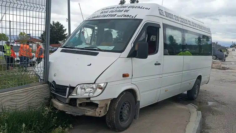 Burdur'da Servis Minibüsü Zincirleme Kazaya Karıştı: 2'si Çocuk 6 Yaralı
