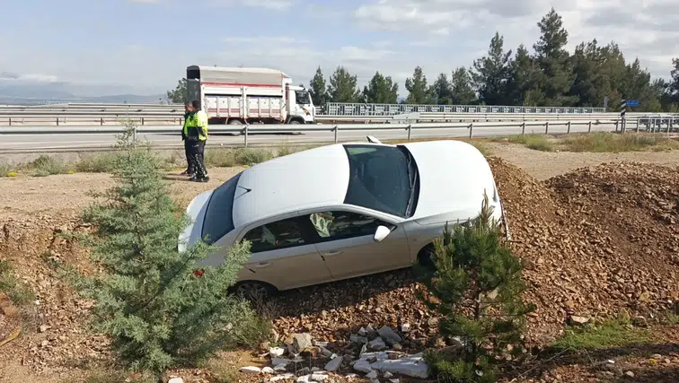 Burdur - Afyonkarahisar Yolunda Şarampole Yuvarlandı