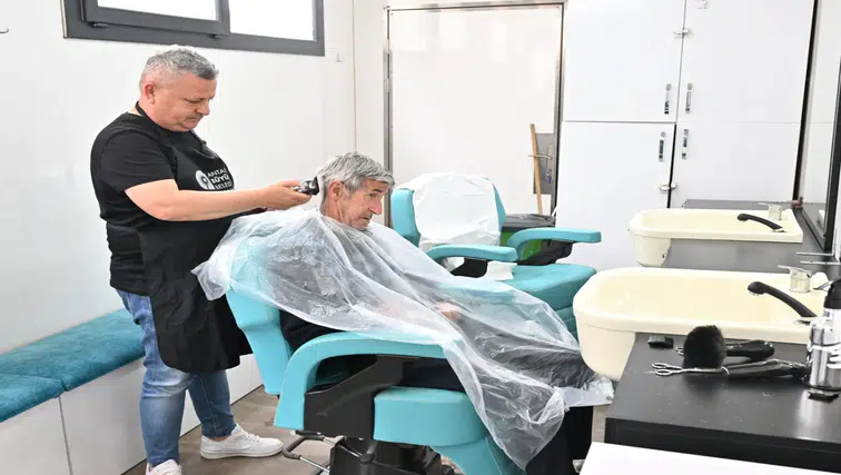 Huzurevi Sakinlerine Bayram Tıraşı: Mobil Kuaför Döşemealtı'nda