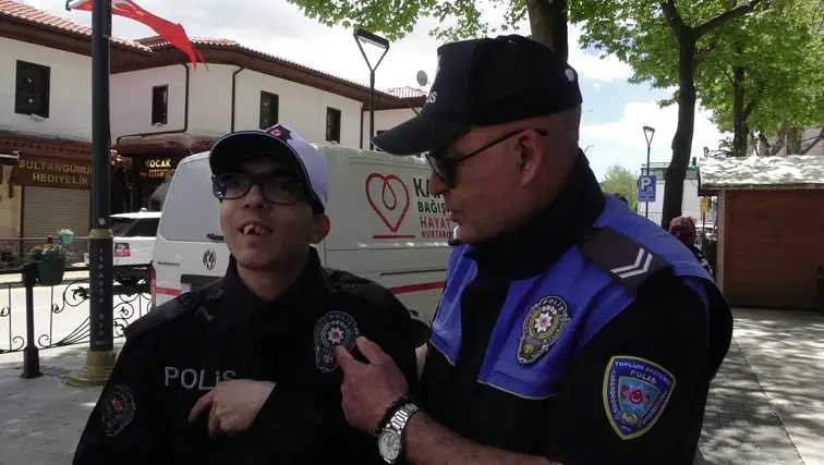 Telsizi Alıp Devriyeye Çıktı! Isparta Emniyeti'nden Duygusal Sürpriz
