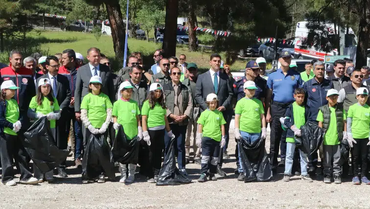 Burdur Çendik'te Ormandan Torbalarca Atık Toplandı