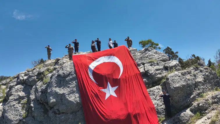 Burdur’da Zirvede 54 Metrelik Dev Bayrak!