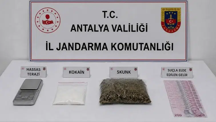 Döşemealtı'nda Eve Uyuşturucu Baskını: Esrar ve Kokain Ele Geçirildi