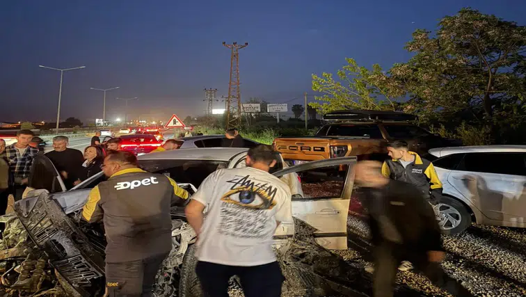 D-400’de Feci Gece: Kontrolden Çıkan Araç Park Halindeki Otomobilleri Ezdi Geçti!