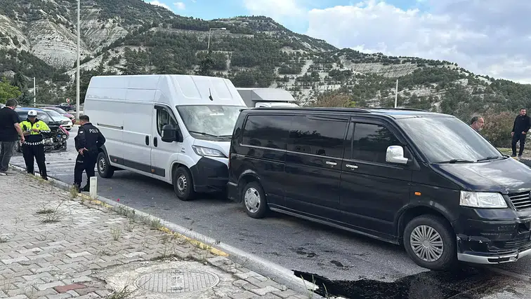 Burdur’da Kırmızı Işıkta Zincirleme Kaza