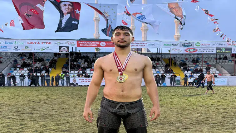 Manavgat’ın Genç Pehlivanı Kumluca’da Tarih Yazdı