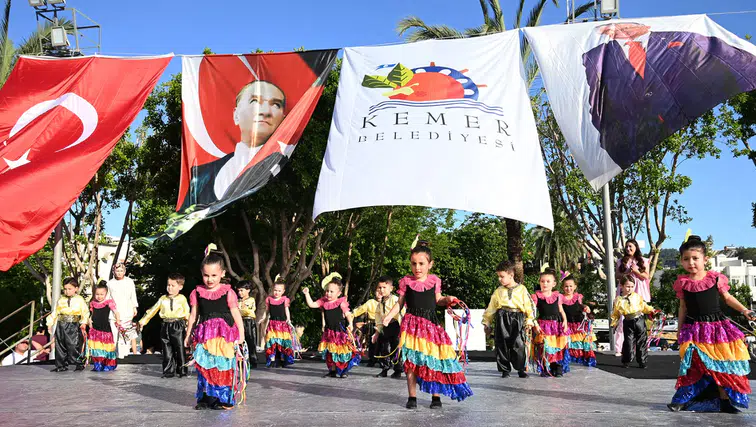 Kemer’de Yarım Kalan Coşku Meydanda Tamamlandı