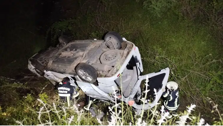 Burdur'da Korkutan Kaza! Araçta Sıkışan 3 Kişiyi İtfaiye Kurtardı