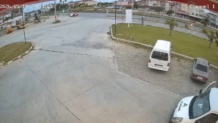 Manavgat’ta Motosiklet Otomobile Çarptı! Kaza Kameraya Yansıdı
