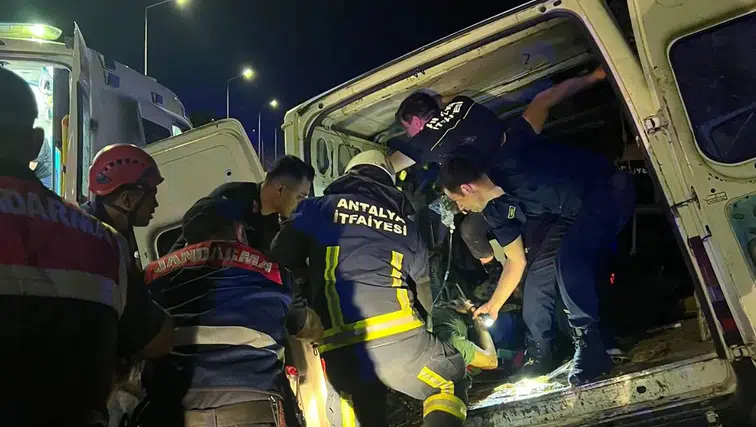 Alanya Dim Çayı Tüneli Çıkışında Duvara Çarptı! Sürücü Kurtarılamadı