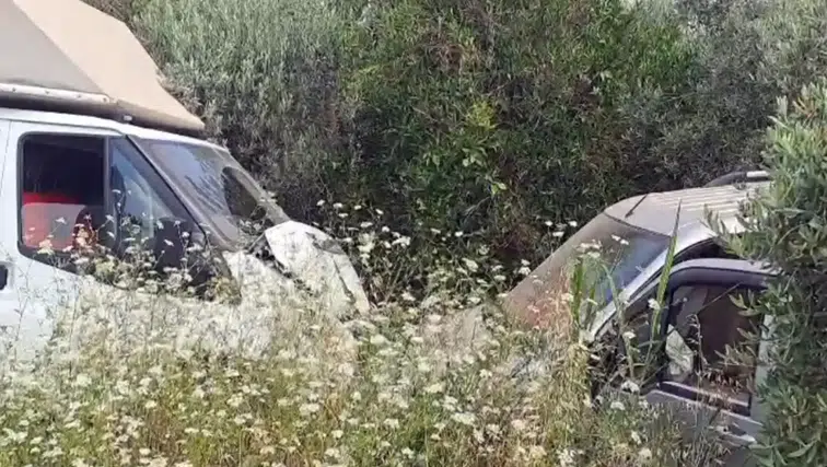 Döşemealtı'nda Trafik Kazası: Çarpışan Araçlar Bahçeye Savruldu