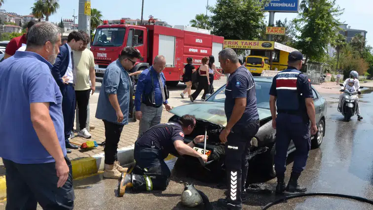 Serik’te Hareketli Dakikalar: Sulama Aracıyla Otomobil Yangınına Müdahale