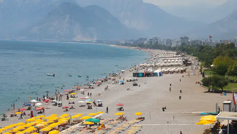 Antalya'da 47 Derece Sıcaklık: Sahiller Dolup Taştı