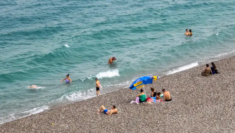 Antalya'da Yağmur Sürprizi: Sahildekiler Denizi Terk Etmedi