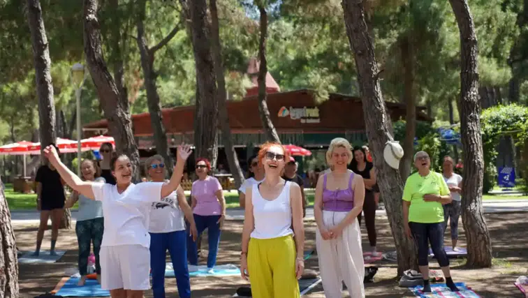 Konyaaltı’nda Gerçekleştirilen Kahkaha Yogası ile Stres Attılar