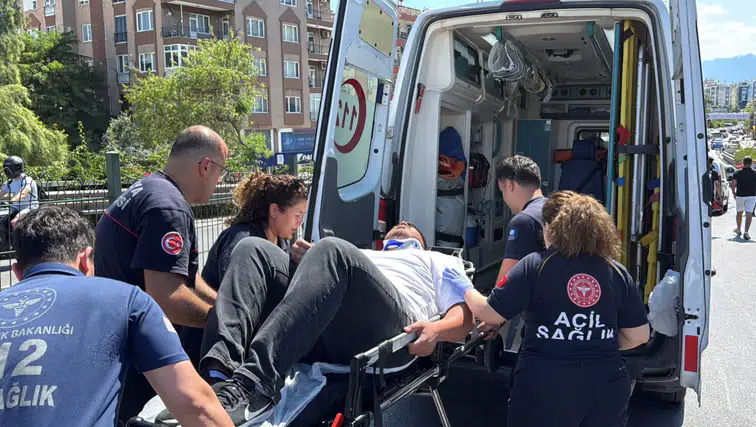 Antalya'nın Merkezinde Zincirleme Kaza: Üst Geçitteki Sürücüler Ölümden Döndü