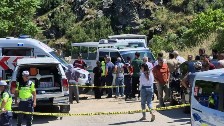 Isparta Eğirdir'de Park Halindeki Araçta İki Genç Ölü Bulundu