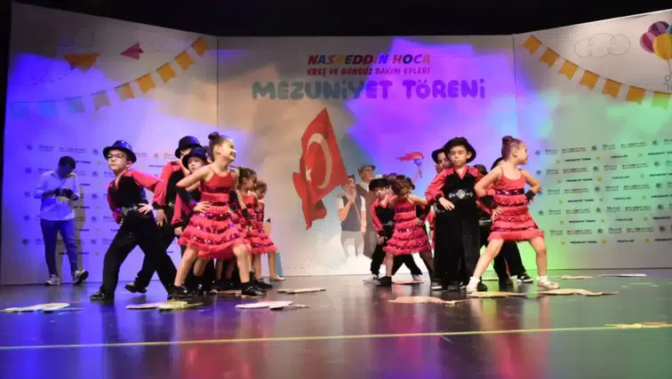 Kepez'de Kreşlerin Mezuniyet Sevinci: Minikler İlk Keplerini Attı