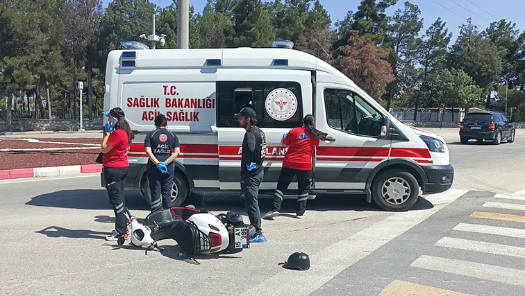 Burdur'da Otomobil ile Motosiklet Çarpıştı: 1 Yaralı