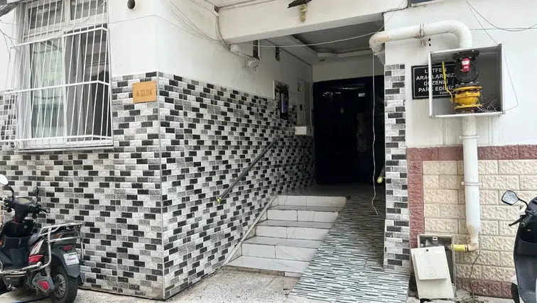 Adana'da Apartman Girişinde Dehşet: Eşini Ağır Yaraladı