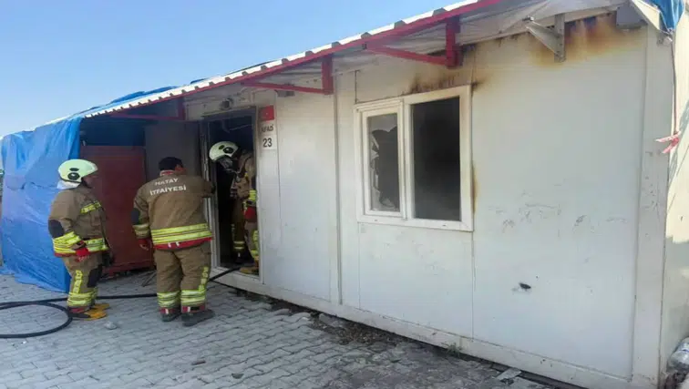 Antakya'daki Konteyner Kentte Yangın: Büyümeden Söndürüldü