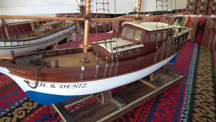 Gemlik'in Tarihi Gemi Modellerine Emekli Eğitmen Dokunuşu