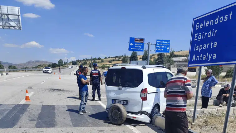 Yalvaç’ta Kavşak Kazası: Hafif Ticari Araç İle Otomobil Çarpıştı
