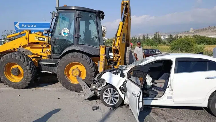 Arsuz'da Belediye Kepçesiyle Çarpışan Otomobil Hurdaya Döndü: 2 Yaralı