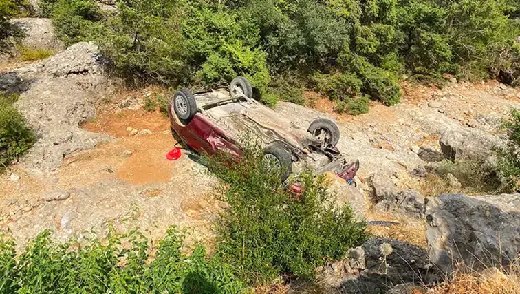Feke'de Trafik Kazası: Sürücü ve Eşi Hastanelik Oldu