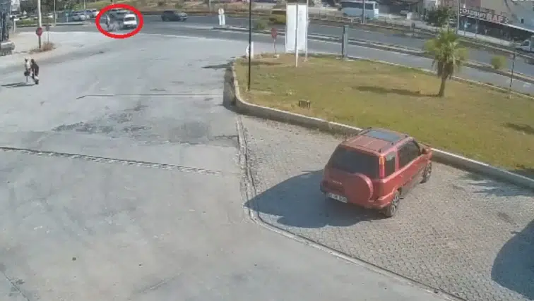 Manavgat D-400'de Metrelerce Havaya Fırlayıp Yola Savruldular